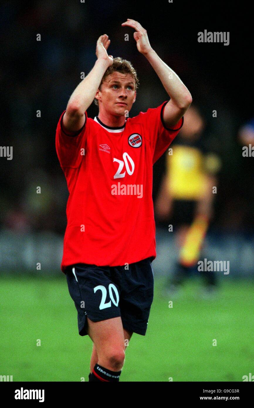 Soccer - Euro 2000 - Group C - Norway v Yugoslavia. Norway's Ole Gunnar Solskjaer applauds the crowd after his team lost to Yugoslavia Stock Photo