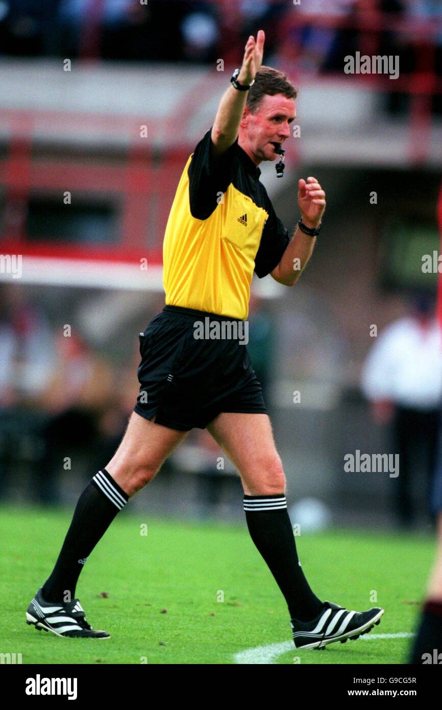 Soccer - Euro 2000 - Group C - Norway v Yugoslavia. Referee Hugh Dallas Stock Photo
