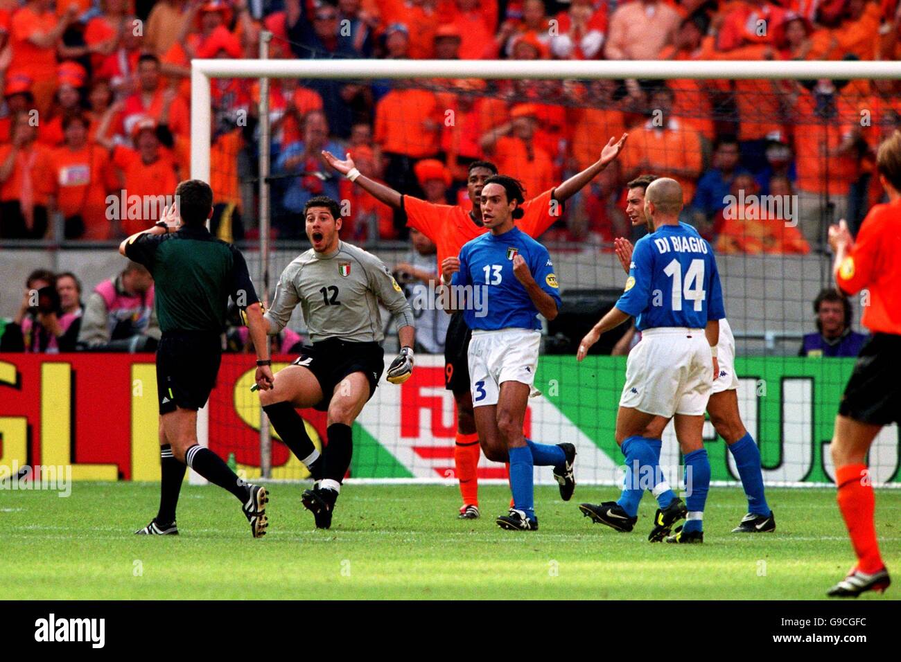 Italy goalkeeper Francesco Toldo (second left) appeals to referee Markus Merk (l) after he awarded Holland a penalty Stock Photo