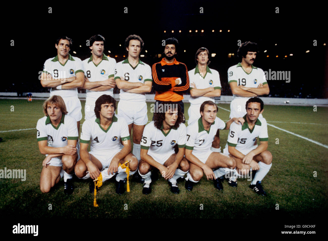 New York Cosmos team group, featuring Chinaglia (back row, l), Franz Beckenbauer (back