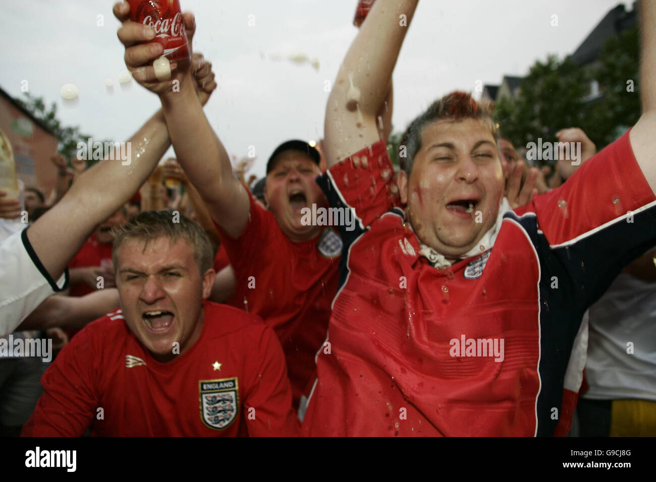 WORLDCUP Fans - cheering on England team Stock Photo - Alamy