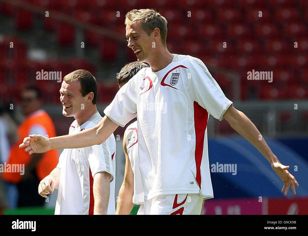 Soccer - 2006 Fifa World Cup - England training Stuttgart - Germany. England's Peter Crouch and Wayne Rooney (left) during a training session at the Gottlieb Daimler Stadion, Stuttgart, Germany. Stock Photo