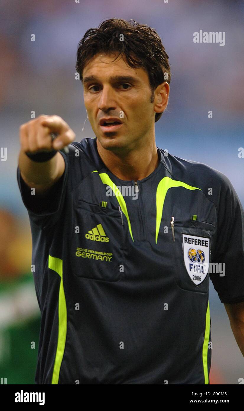 Busacca referee soccer hi-res stock photography and images - Alamy