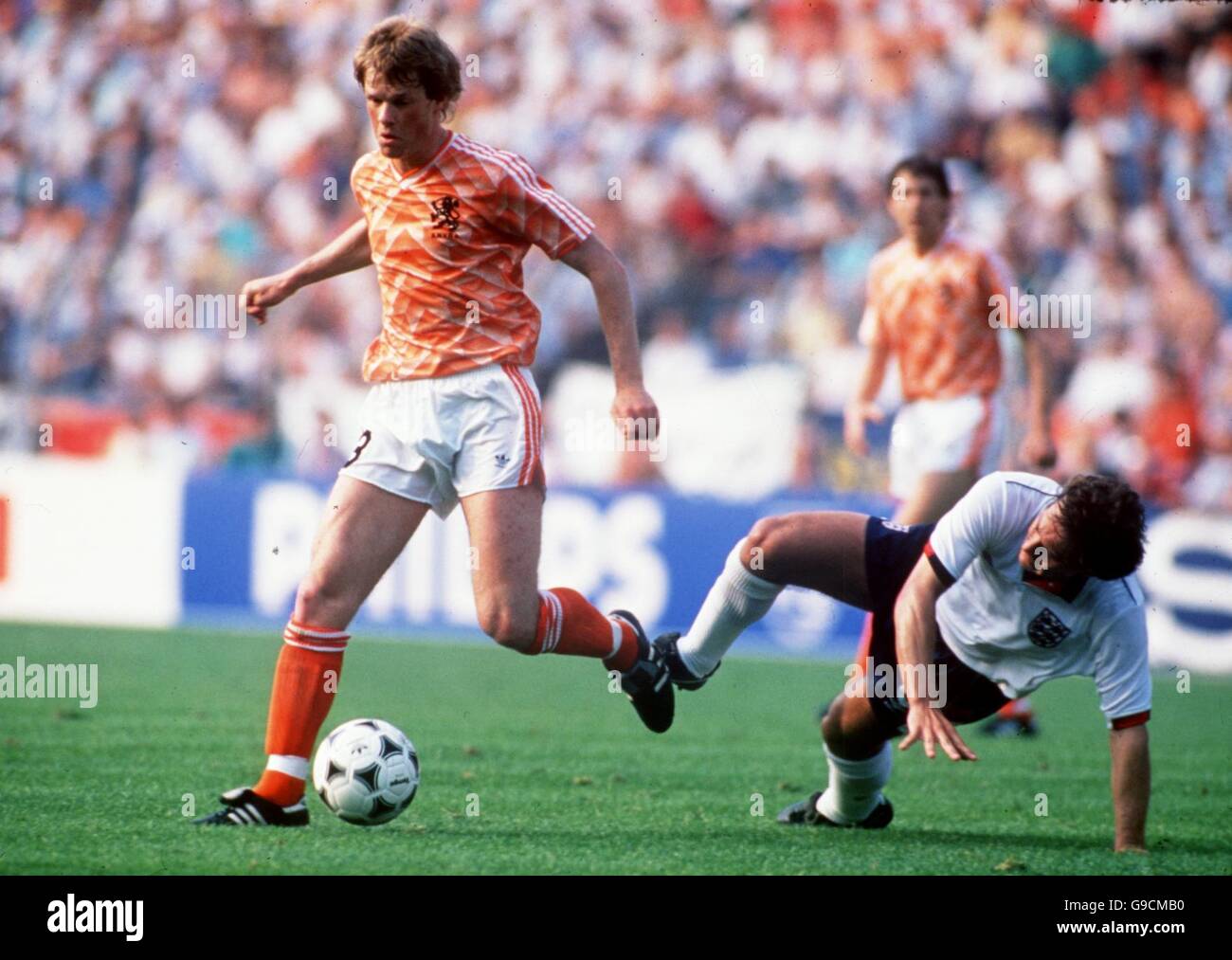 Soccer - European Championships - Euro 88 West Germany - Group Two - Netherlands v England - Rheinstadion Stock Photo