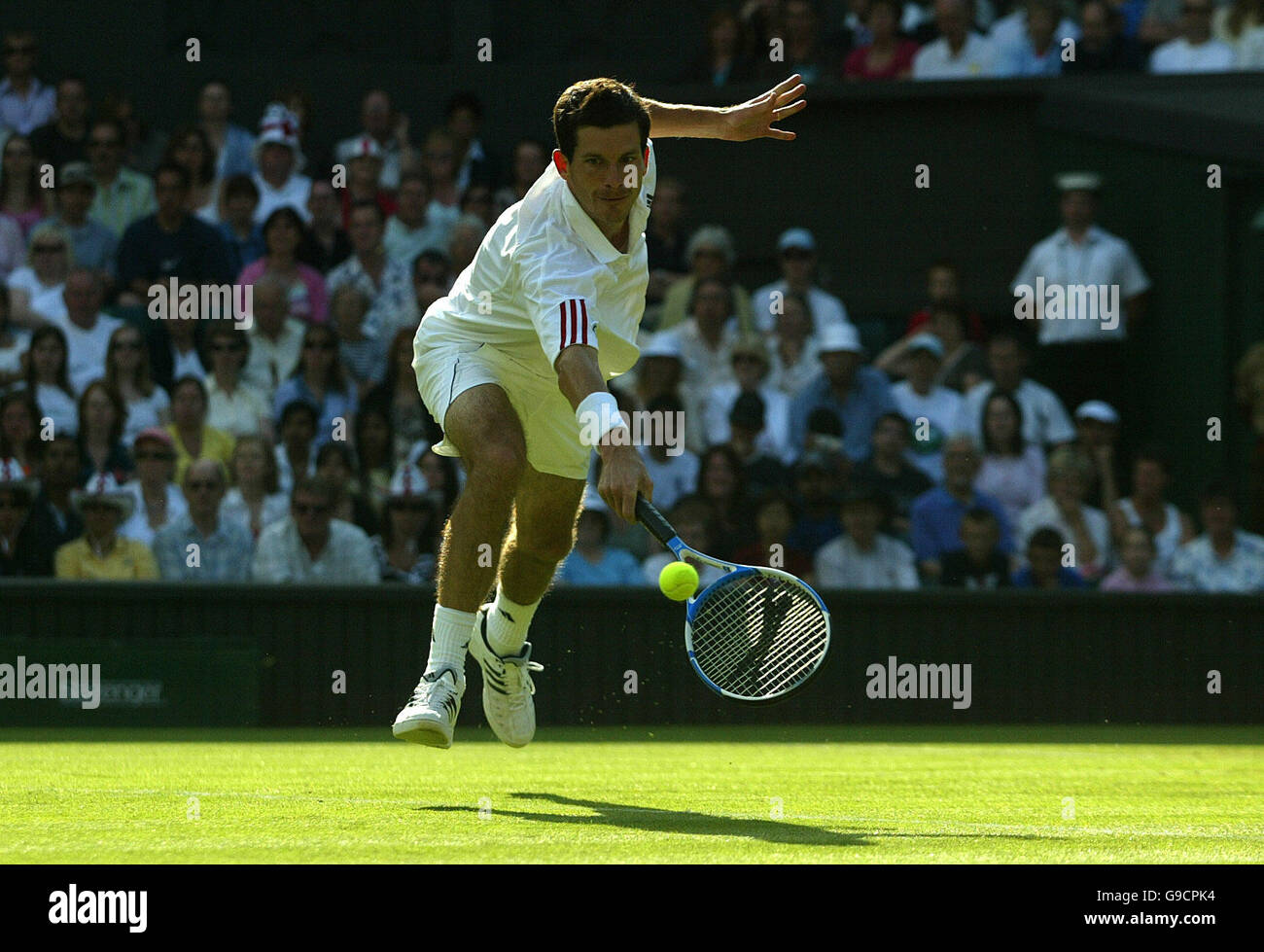 Great Britain's Tim Henman struggles to return a ball to Switzerland's  Roger Federer Stock Photo - Alamy