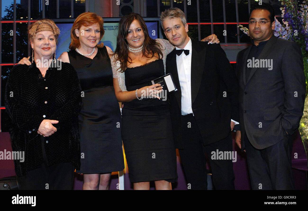Journalists Linda Duberley, second left, Ruth Gray, centre, and Simon Phillips, second right, collects the TV Factual award for Tonight with Trevor McDonald - Poles Apart, from Krishnan Guru-Murthy, Channel 4 News presenter, accompanied by comedienne and ceremony presenter Jo Brand, at the Commission for Racial Equality's Race In The Media Awards 2006 at London's Royal Opera House. Stock Photo