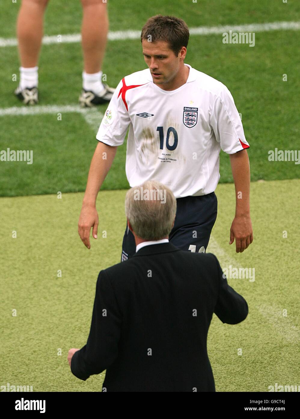 Soccer - 2006 FIFA World Cup Germany - Group B - England v Trinidad & Tobago - Franken-Stadion. England's Michael Owen walks passed England manager Sven Goran Eriksson following being substituted by Wayne Rooney Stock Photo