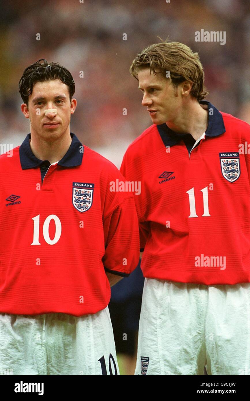 England's Steve McManaman (r) talks to former Liverpool teammate Robbie Fowler (l) Stock Photo