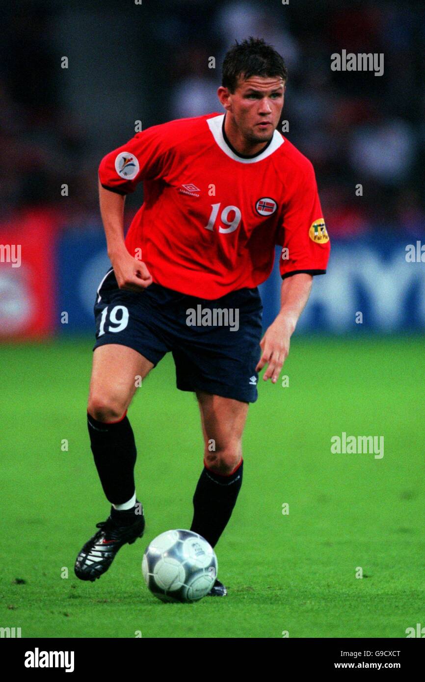 Soccer - Euro 2000 - Group C - Norway v Yugoslavia. Eirik Bakke, Norway Stock Photo