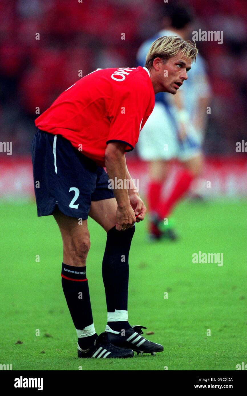 Soccer - Euro 2000 - Group C - Norway v Yugoslavia. Norway's Andre Bergdolmo pulls his socks up Stock Photo