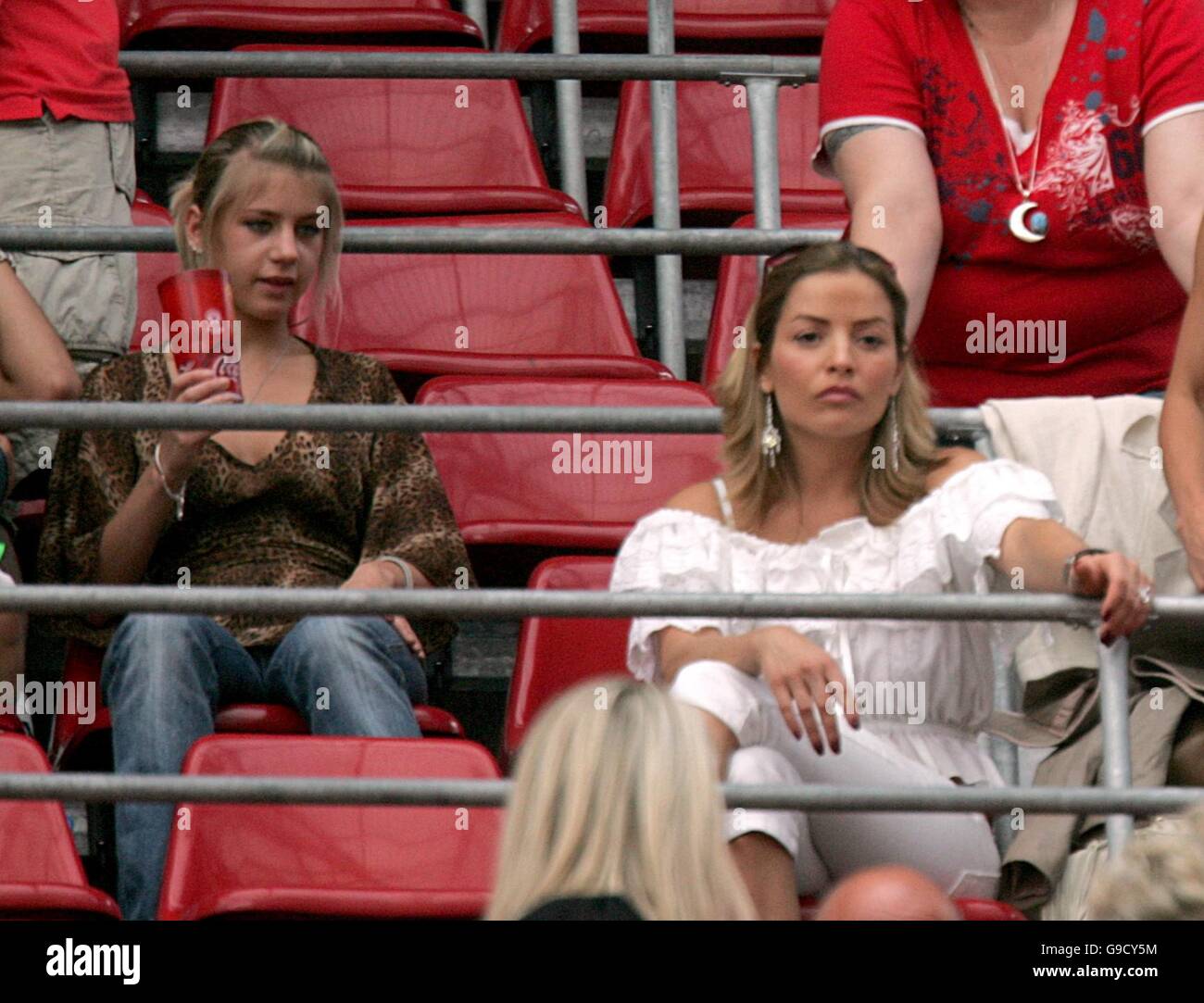 Exclusive!! WAG wife of UK soccer star Frank Lampard, Elen Rivas spends  time poolside with 3yr old daughter Luna at their Miami Beach Hotel, Miami  Beach, FL, 10/13/09 Stock Photo - Alamy