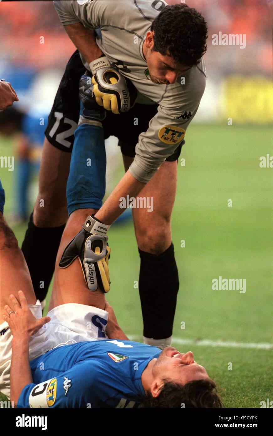 Italy goalkeeper Francesco Toldo treats teammate Paolo Maldini (on floor) for cramp Stock Photo