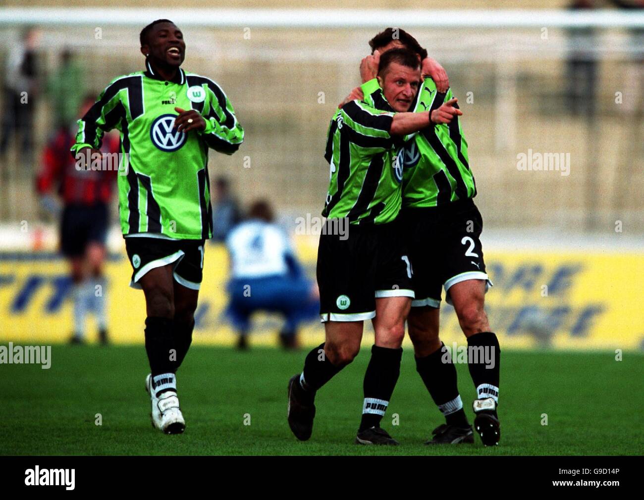 VfL Wolfsburg's Dorinel Munteanu (c) celebrates scoring the winning goal  with teammates Jonathan Akpoborie (l) and Frank Greiner (r Stock Photo -  Alamy