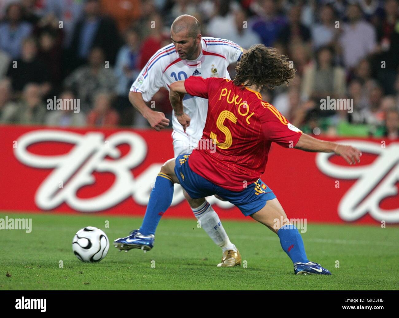 Soccer - 2006 FIFA World Cup Germany - Second Round - Spain v France - AWD Arena. France's Zinedine Zidane skips past Spain's Carles Puyol before scoring the winning goal Stock Photo