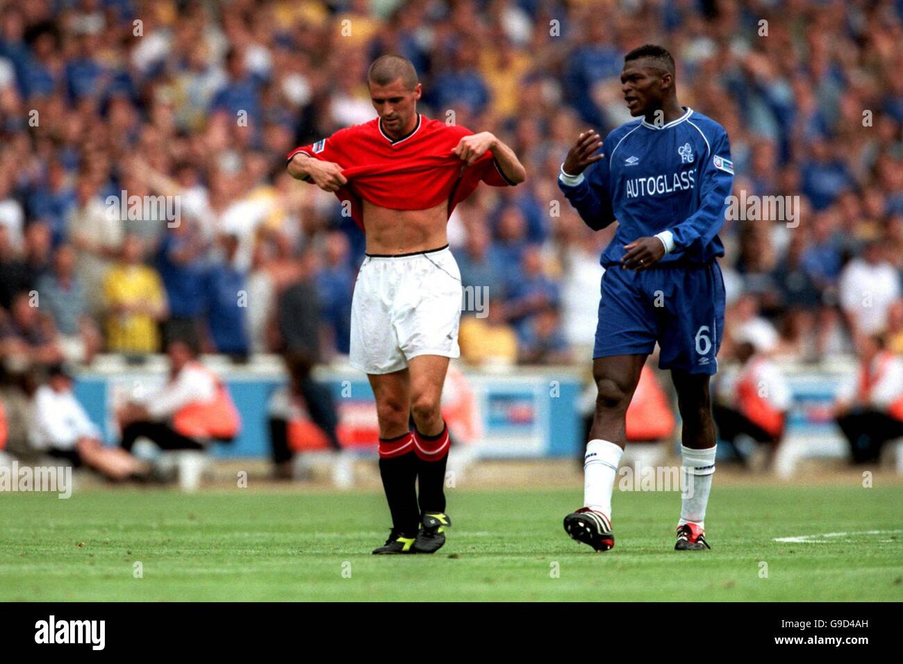 Manchester United's Roy Keane leaves the pitch after being sent off and is  given some advice by World Cup Winner Marcel Desailly of Chelsea Stock  Photo - Alamy