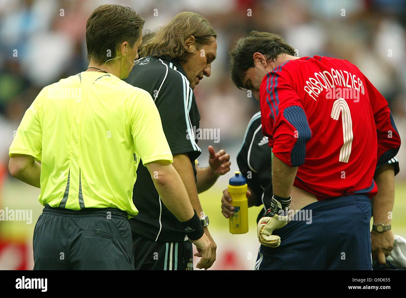 Soccer - 2006 FIFA World Cup Germany - Quarter Final - Germany v Argentina - Olympiastadion. Argentina goalkeeper Roberto Abbondanzieri shows his injury to the medic prior to be substituted Stock Photo