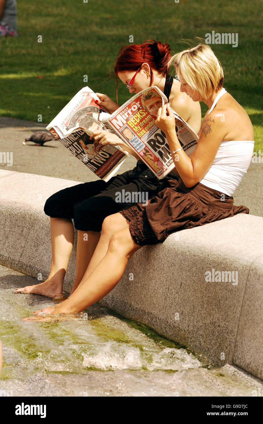 Vistors cool off their feet in the Princess Diana Memorial Fountain, in  Hyde Park, in central London Stock Photo - Alamy