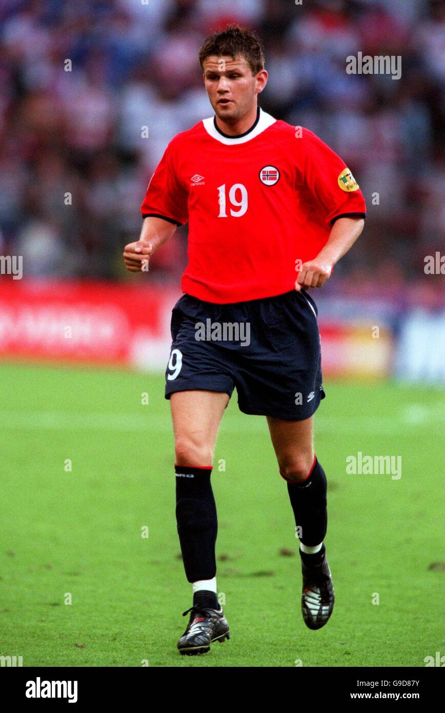 Soccer - Euro 2000 - Group C - Norway v Yugoslavia. Eirik Bakke, Norway Stock Photo