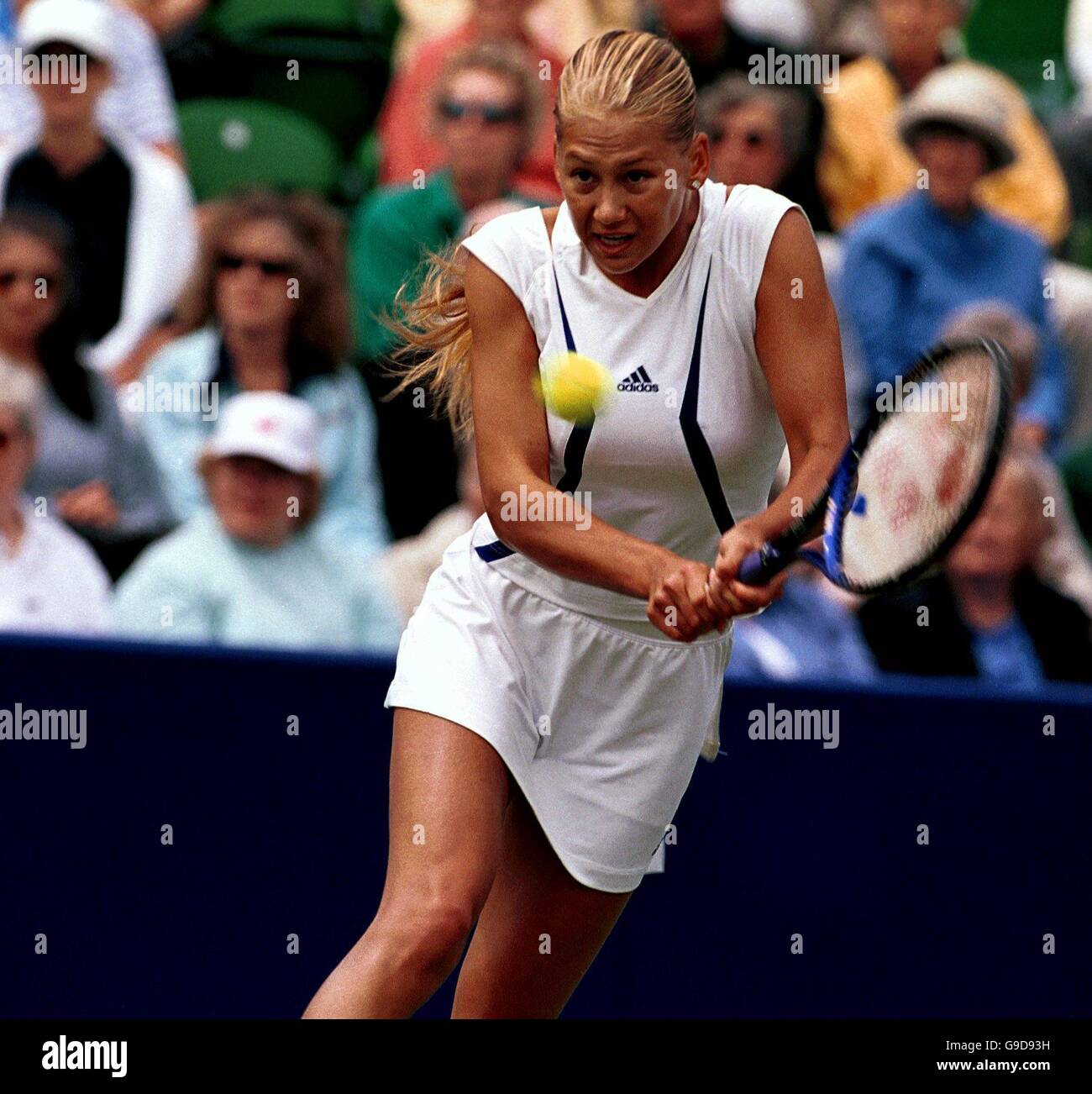 Tennis - Direct Line International Championships - Eastbourne. Anna  Kournikova returns to Natasha Zvereva Stock Photo - Alamy
