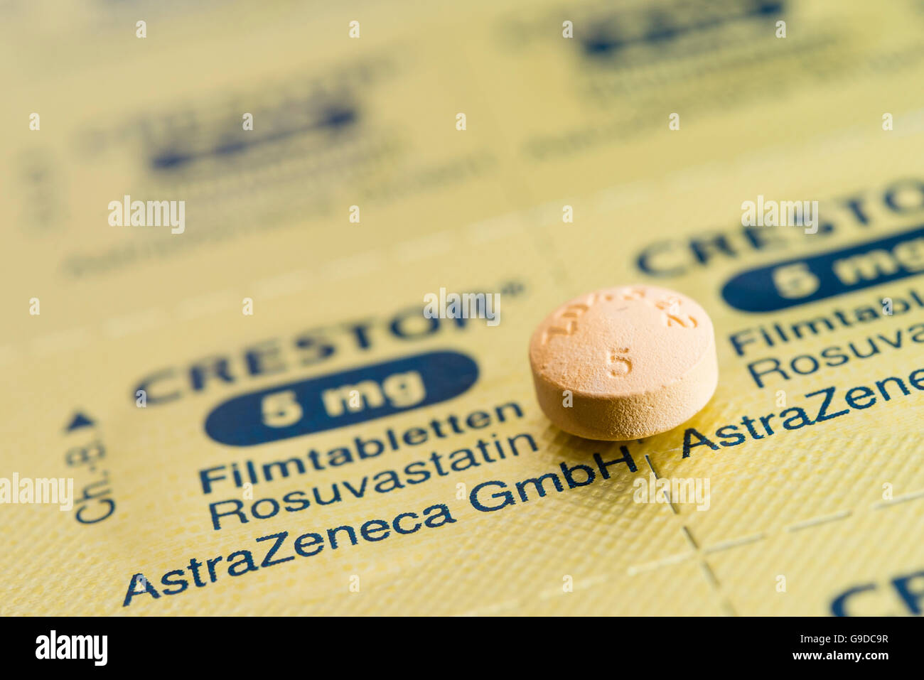 Tablet and foil blister packet for Crestor branded statins cholesterol reducing pills. Stock Photo