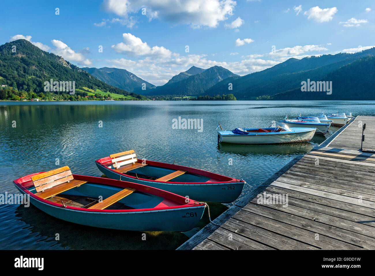 Rowing boats and electric boats at jetty, Schliersee, Markt Schliersee, mountains Brecherspitz and Spitzingsattel Stock Photo