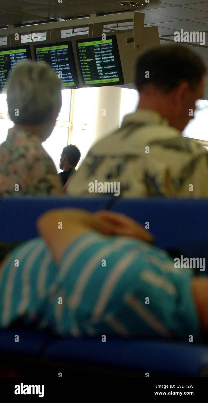 Airport passengers waiting hi-res stock photography and images - Alamy