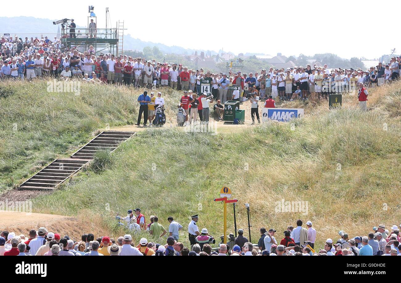 Golf - The 135th Open Championship 2006 - Day Two - Royal Liverpool - Hoylake. Tiger Woods, USA (c), tees off the beginging of an eagle two, and a two shot lead on the 14th Stock Photo