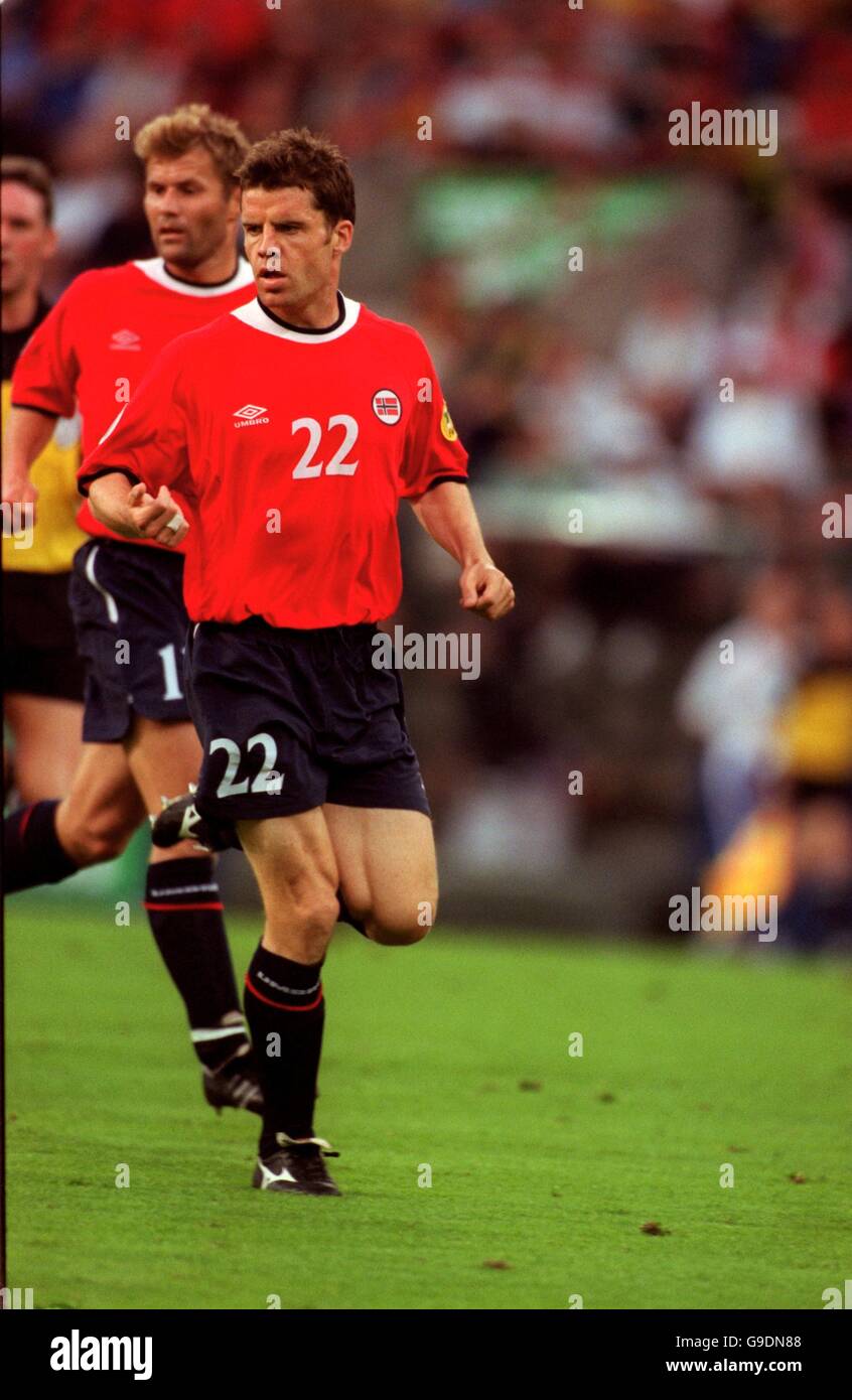 Soccer - Euro 2000 - Group C - Norway v Yugoslavia. Stig Inge Bjornebye, Norway Stock Photo
