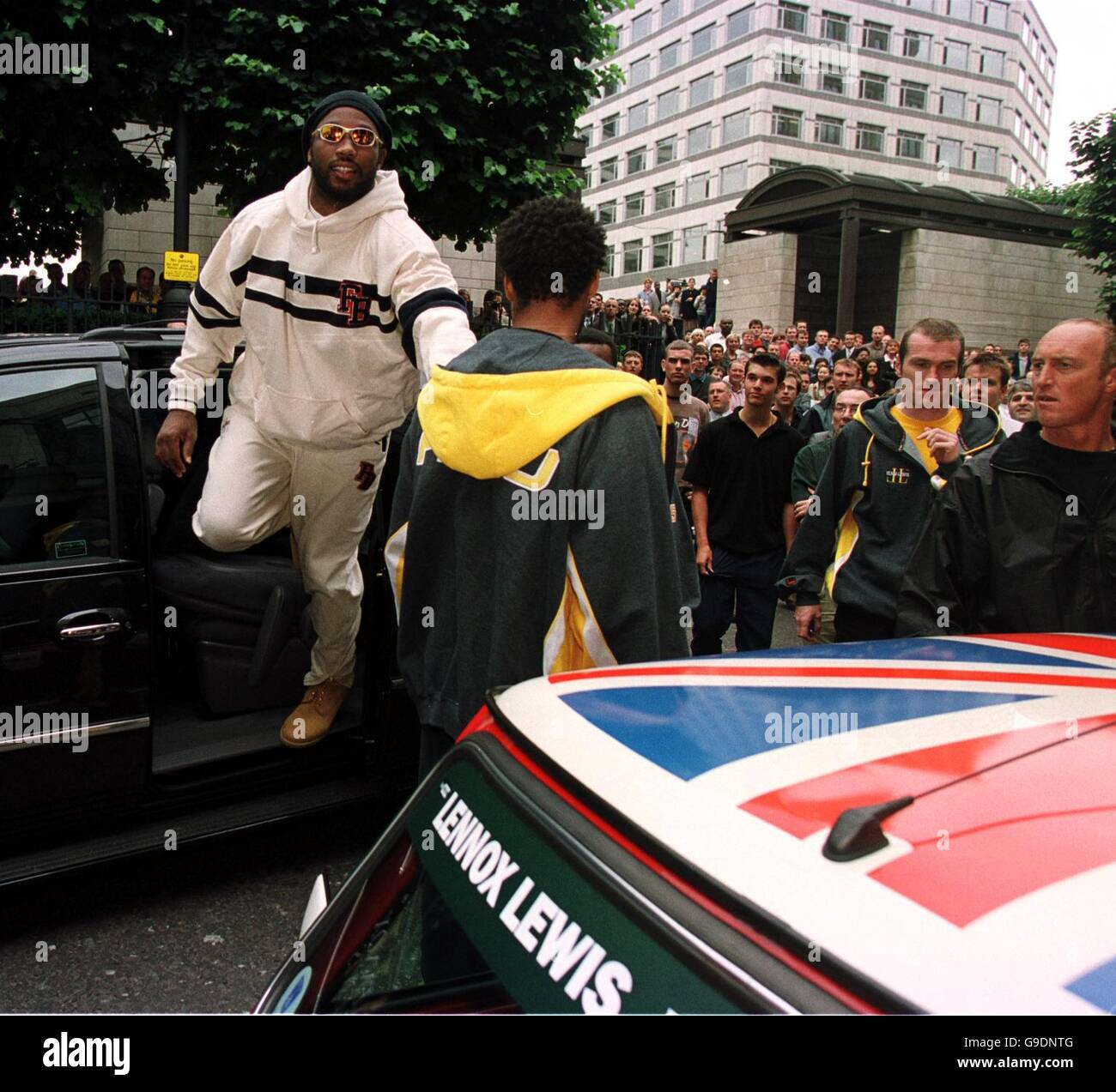 Boxing - World Heavyweight Championship - Lennox Lewis v Francois Botha - Head To Head. WBC Heavyweight champion Lennox Lewis arrives at Cabot Hall, Canary Wharf, London, for a press conference prior to Saturday's title bout Stock Photo