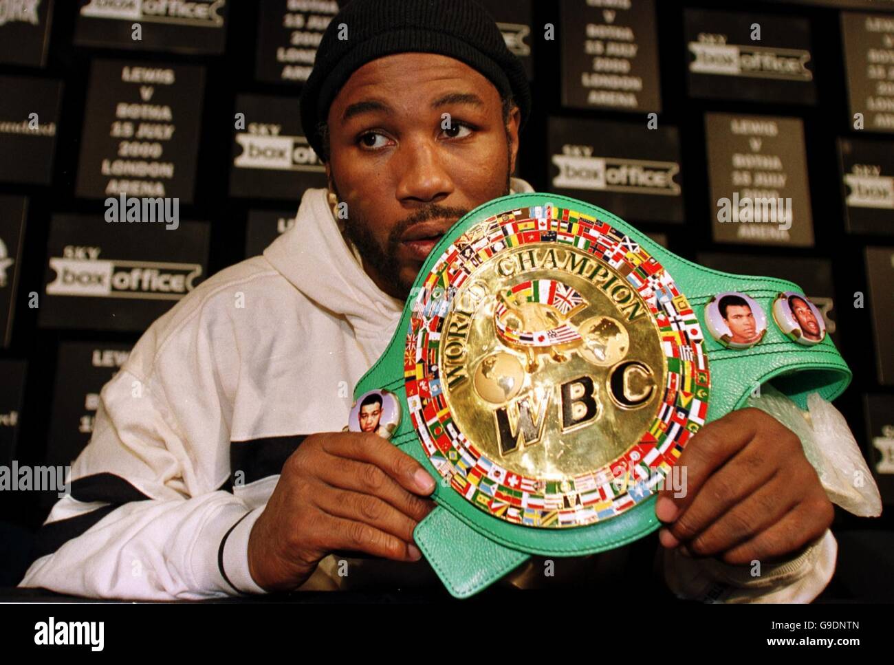 Boxing - World Heavyweight Championship - Lennox Lewis v Francois Botha -  Head To Head. WBC Heavyweight champion Lennox Lewis shows off his belt at a  press conference Stock Photo - Alamy