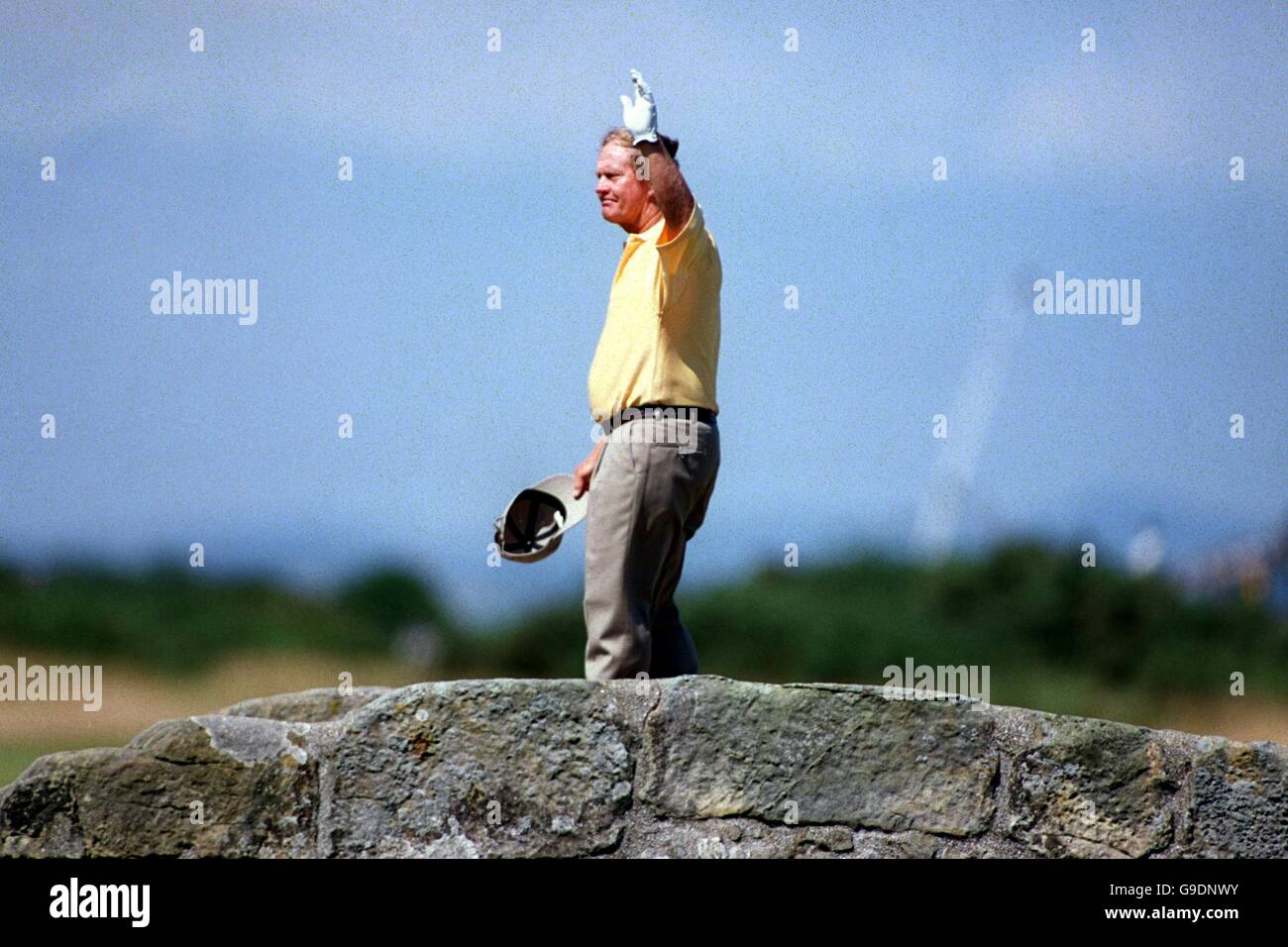 Golf - British Open Championship - St Andrews - Round Two. Jack Nicklaus waves to the crowd on the bridge as he finishes off his final round before retirement Stock Photo