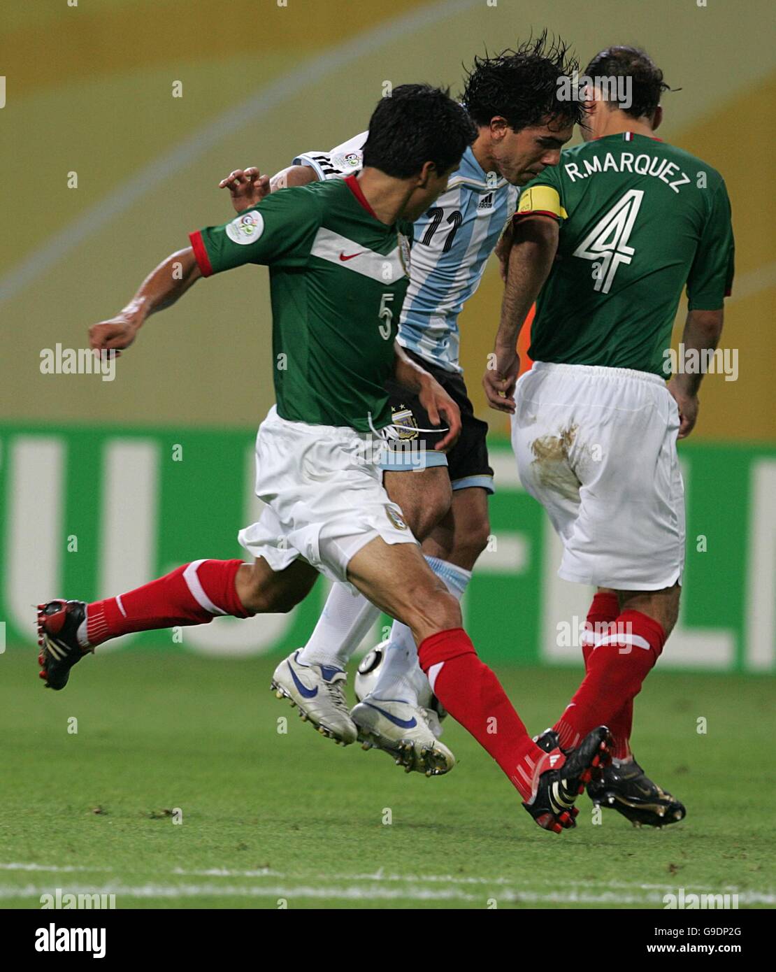 Soccer - 2006 FIFA World Cup Germany - Second Round - Argentina v Mexico - Zentralstadion. Argentina's Carlos Tevez is challenged by Mexico's Rafael Marquez and Ricardo Osorio Stock Photo