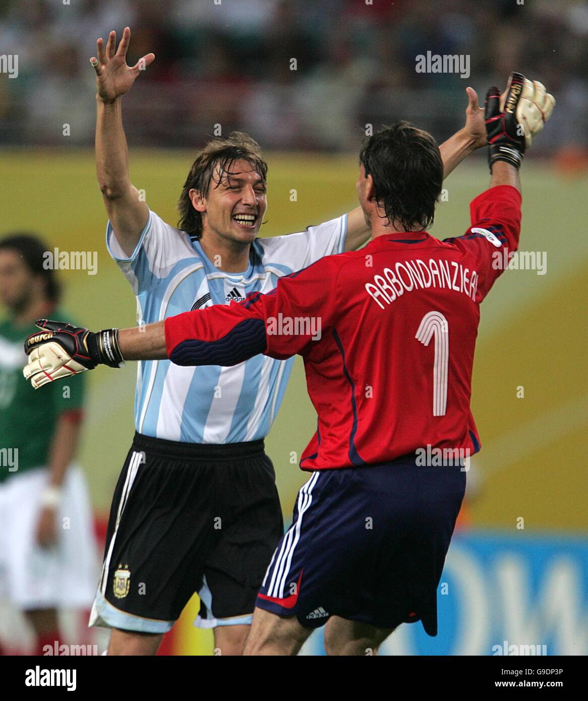 Argentina's Gabriel Heinze and Roberto Abbondanzieri celebrate victory over Mexico Stock Photo