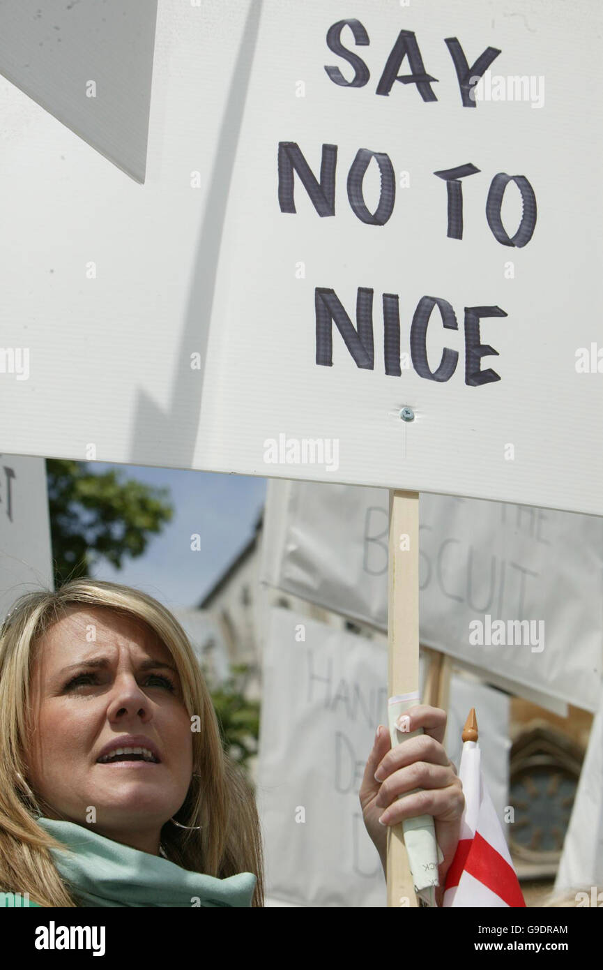 Sally Lindsay joins a rally to protest the Government's decision to deny Alzheimers sufferers access to specialist dementia treatments, College yard, Westminster, central London. Stock Photo