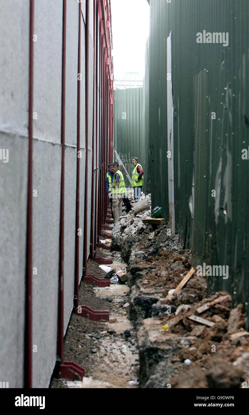 Workmen build a new section of Belfast's peace wall between Shankhill and Falls Road, on the day British and Irish Prime Ministers Tony Blair and Bertie Ahern arrived at Stormont in a bid to encourage the Northern Ireland parties to resume power sharing. Stock Photo