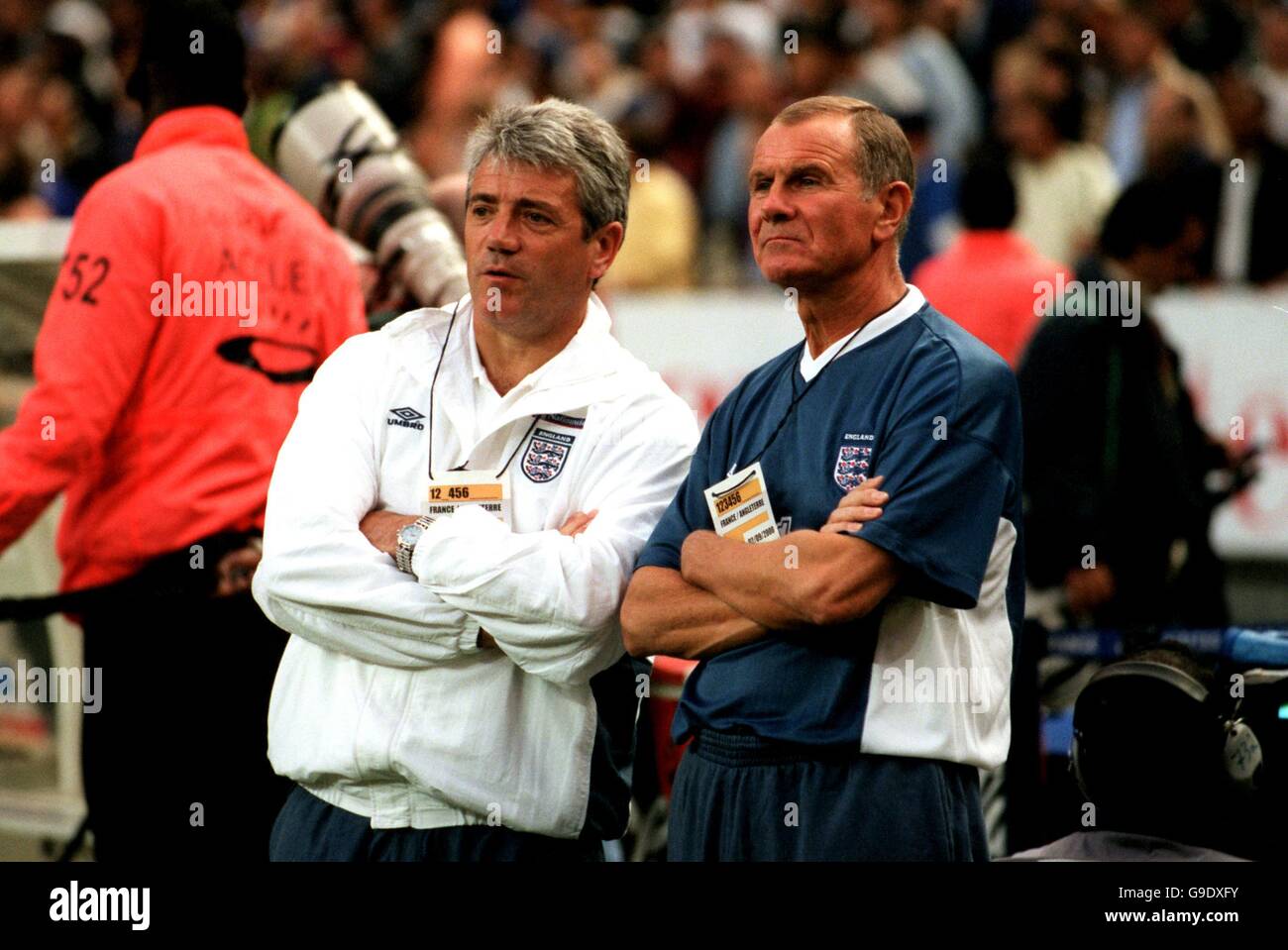 Soccer - Friendly - France v England. England manager Kevin Keegan (l) has a word with assistant Arthur Cox (r) Stock Photo