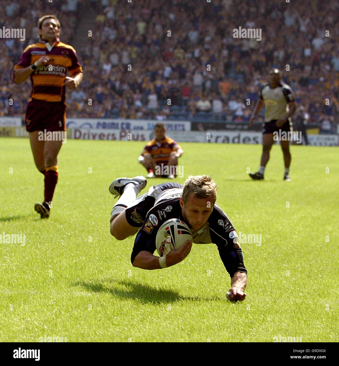 Leeds' Rob Burrow scores against Huddersfield during the Engage Super League match at Galpharm Stadium, Huddersfield. Stock Photo