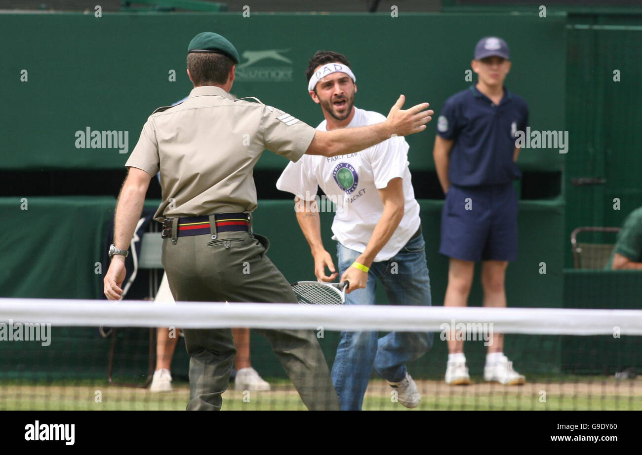 A member of Real Fathers 4 Justice, a breakaway group from Fathers 4 Justice, rushes onto Centre Court at Wimbledon during the men's singles quarter-final match between Switzerland's Roger Federer and Croatia's Mario Ancic. Stock Photo