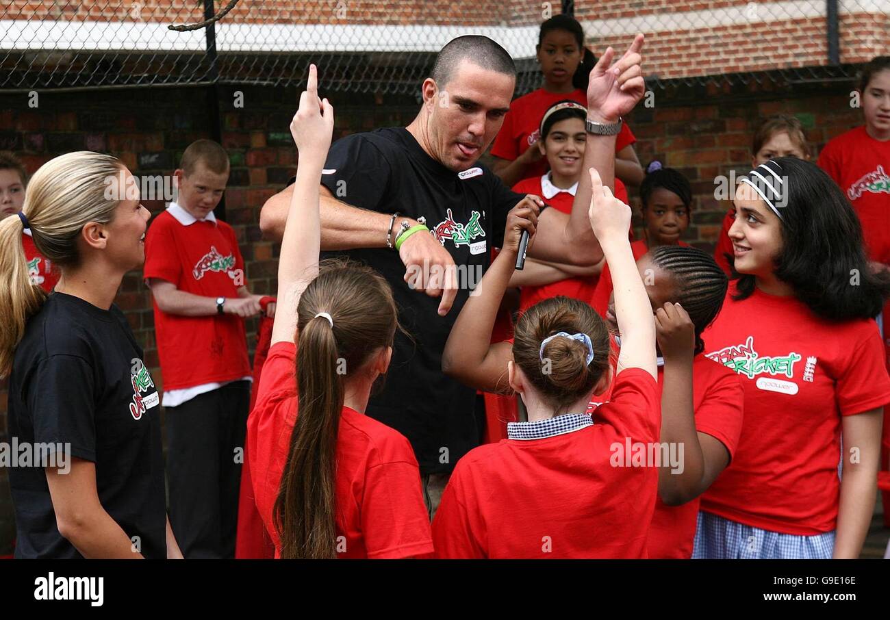 Pietersen promotes kid's cricket competition. England cricketer Kevin Pietersen with children from Christchurch Bentinek Primary School in central London. Stock Photo