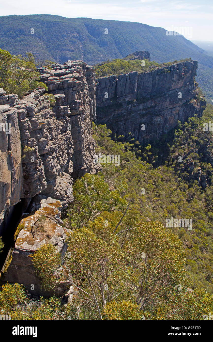 View along the cliffs of the Wonderland Range in Grampians National Park from the Pinnacle Stock Photo
