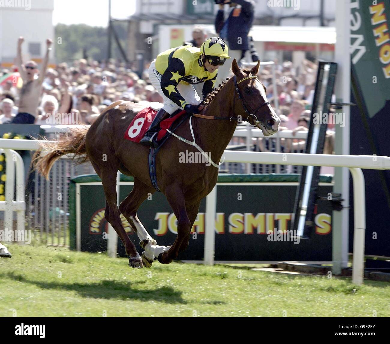 Linas Selection, ridden by Kevin Darley goes on to win the John Smith's Extra Smooth Silver Cup Handicap at York Racecourse. Stock Photo