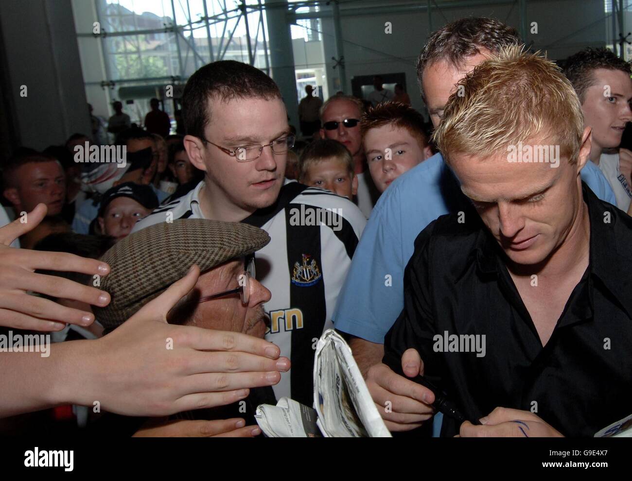 Newcastle United's new signing Damien Duff meets supporters as he arrives for a press conference at St James' Park, Newcastle. Stock Photo
