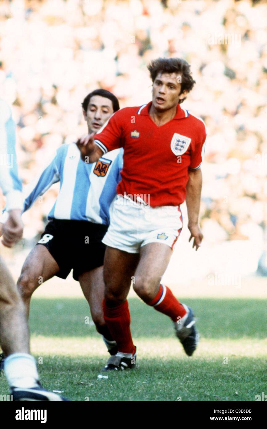 Argentina's Osvaldo Ardiles (l) challenges England's Ray Wilkins (r) Stock Photo