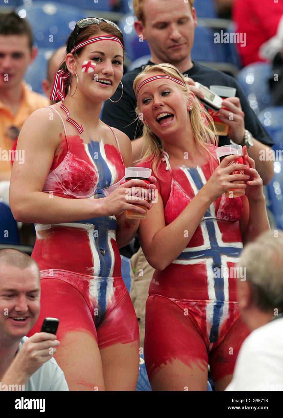 Soccer - 2006 FIFA World Cup Germany - Quarter Final - England v Portugal -  AufSchalke Arena. Fans wearing bodypaint ahead of the match Stock Photo -  Alamy