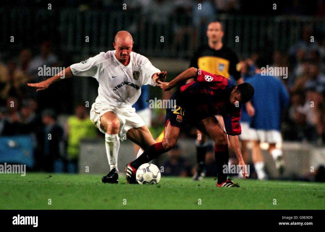 Soccer - UEFA Champions League - Group H - Barcelona v Leeds United. Leeds United's Danny Mills (l) battles with Barcelona's Simao Sabrosa (r) Stock Photo