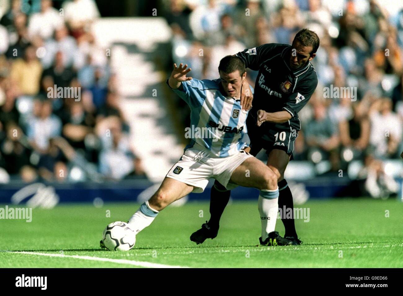 Soccer - FA Carling Premiership - Coventry City v West Ham United. Coventry City's David Thompson (l) tussles with West Ham United's Paolo Di Canio (r) Stock Photo