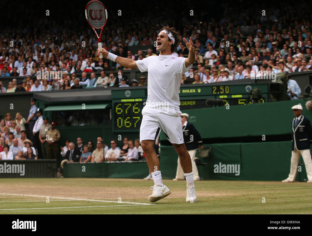 Federer v nadal wimbledon 2006 hi-res stock photography and images - Alamy