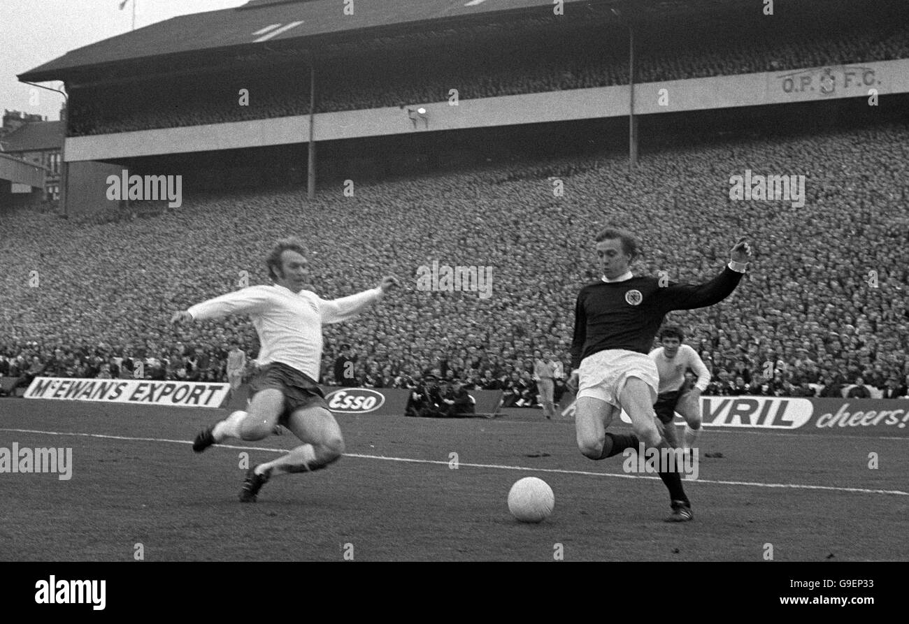 England's Keith Newton of Everton (left) and Scotland's Stein (Rangers) battle for ball possession during the England v Scotland international at Hampden Park. Stock Photo