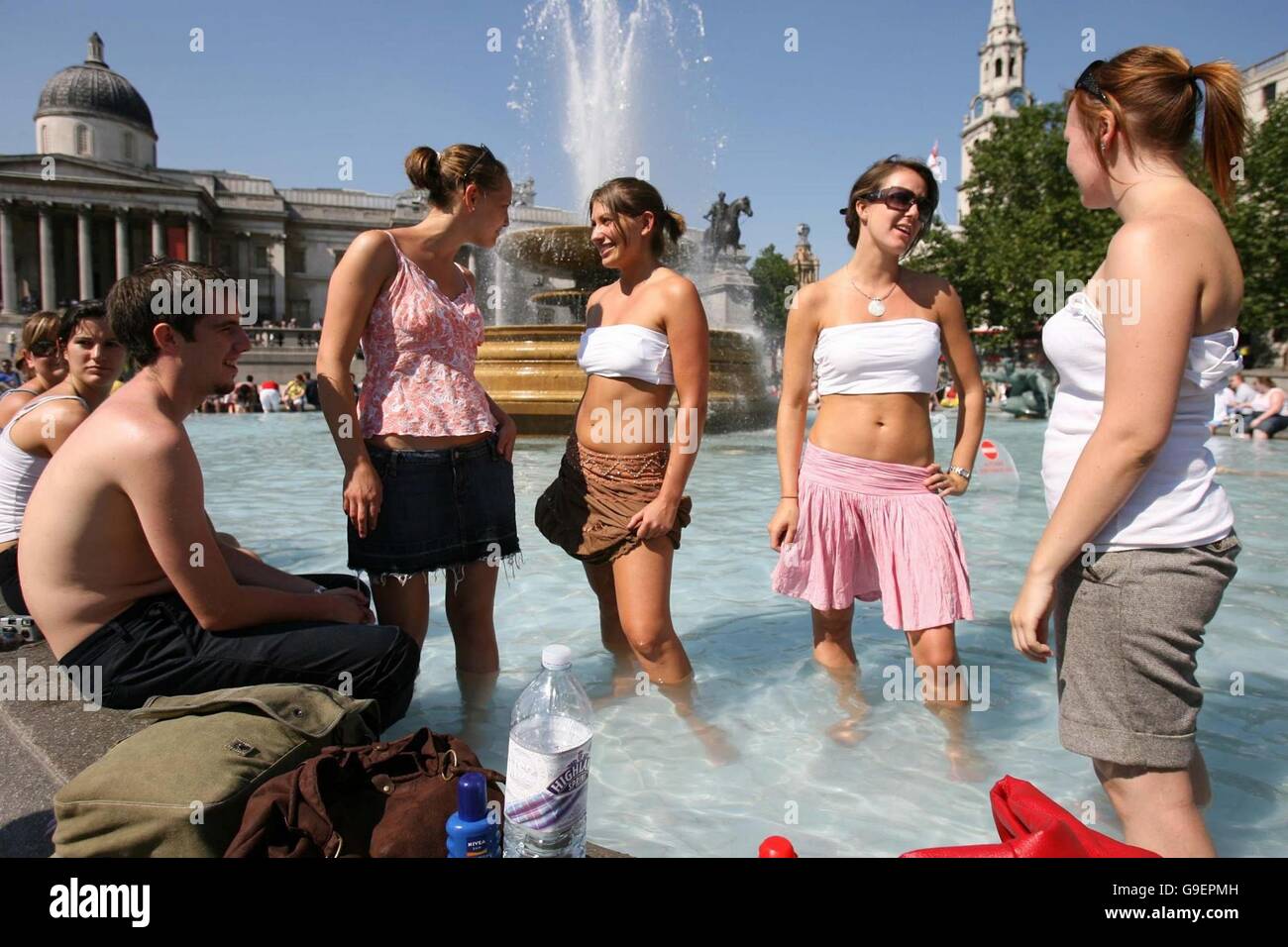 Left to right) Nick Roberts, Sarah Collett, Lucy Moore, Laura Harman and  Lucy Dean cool off in a Trafalgar Square fountain, in central London as  temperatures soar around the country Stock Photo -