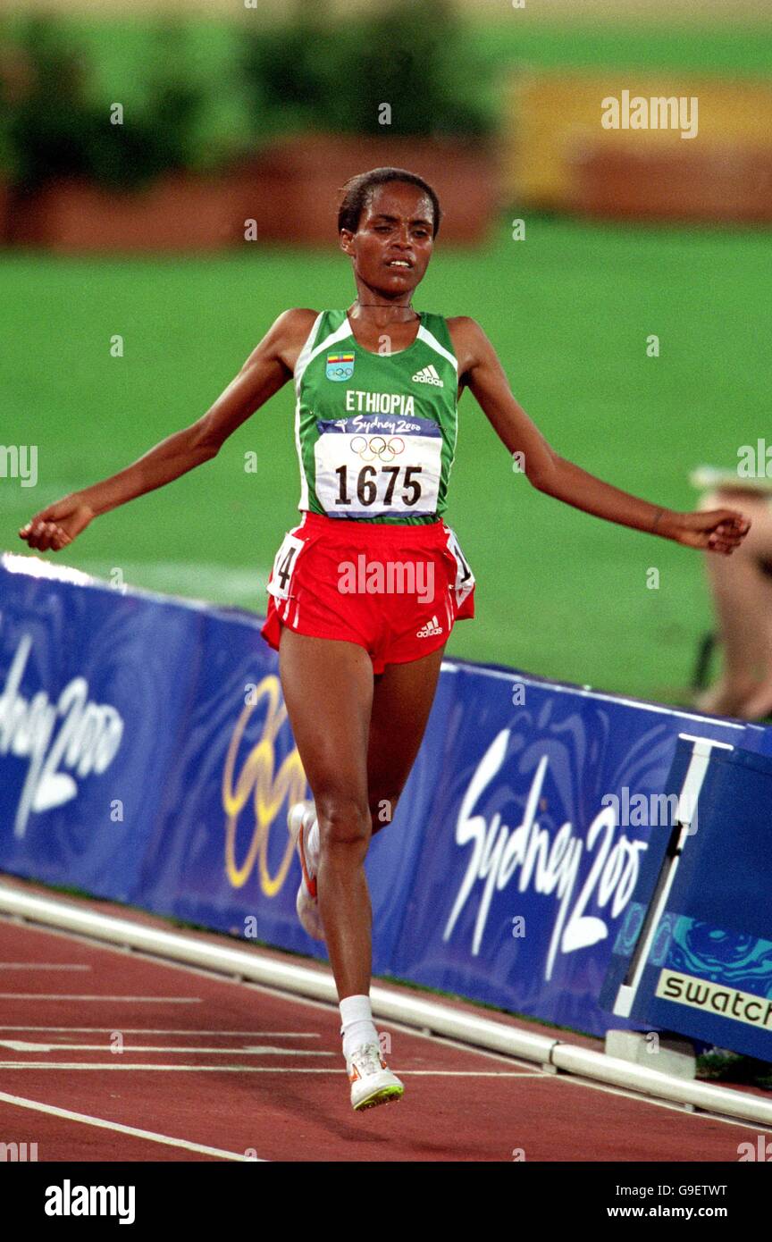 sydney 2000 olympics athletics women s 10000m final ethiopia s derartu tulu crosses the line for gold stock photo alamy